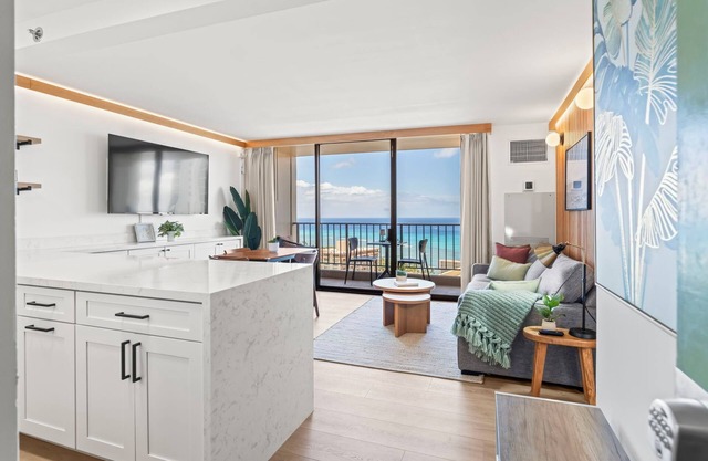 Oceanview Waikiki condo, free parking! RENOVATED 2025