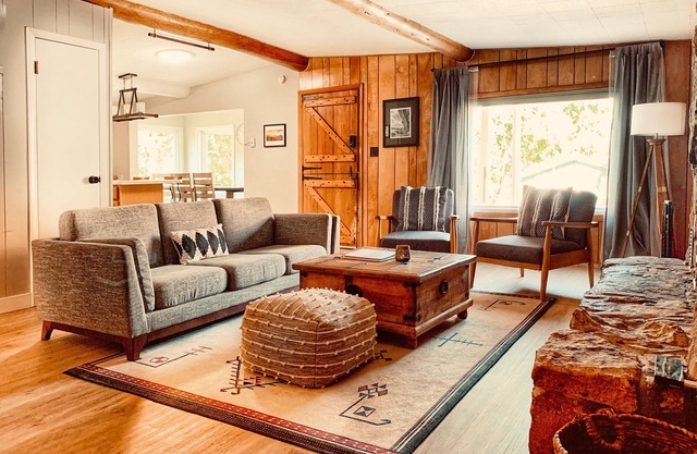 ❤️ of Dwntn 3BD/2BA cozy cabin-style W/fireplace Ski/hike/climb/Hot Springs