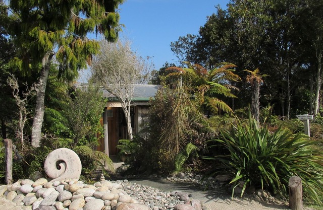 Off grid immersed in native flora and fauna at Beaconstone Eco Stay