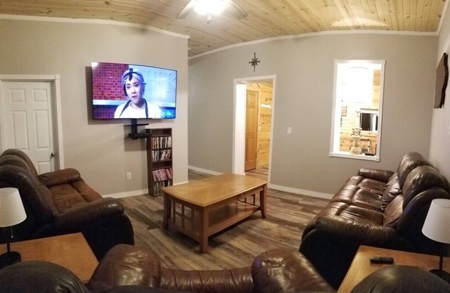 Off season SPECIAL! Prices are slashed! 2bd-1barh with outdoor covered tv area