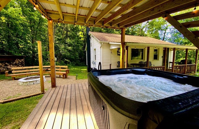 Ohiopyle Hideaway · Hot Tub Fire Pit !.5 miles to Ohiopyle