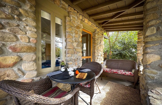 Ojai Garden Cottage - Delightful, peaceful - in town - monthly guest rental