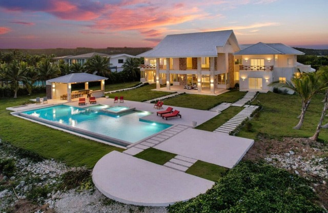 Okyanus: Spectacular oceanview villa w/pool, Jacuzzi, full staff & golf cart