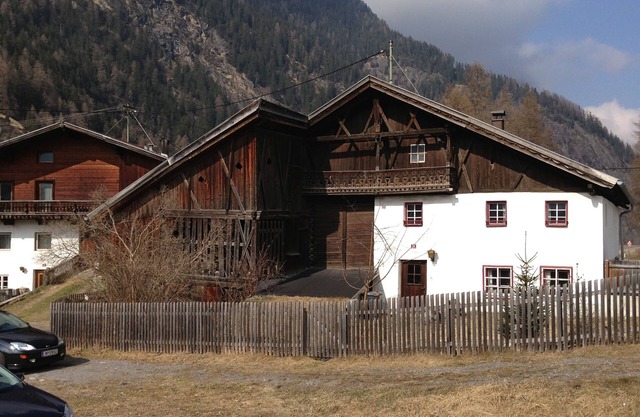Old farmhouse with Zirbelstube and tiled stove.