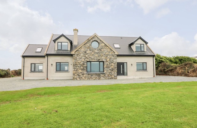 OLD FIELD HOUSE, family friendly in Fethard-On-Sea, County Wexford