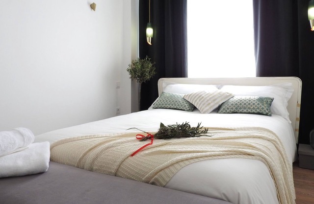 Olive Oil Bedroom, Lisbon Airport Charming Rooms