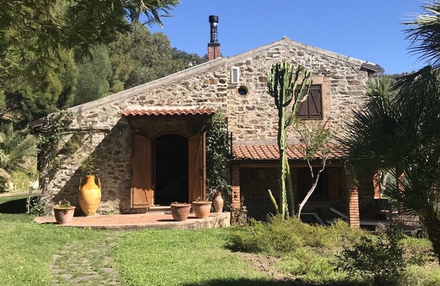 OLIVE TREE CHARMING VILLA: WiFi AC huge garden sea 'n hills view porch bbq