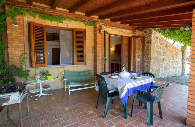 OLIVE TREE HOUSE: wi-fi private garden porch amazing sea and hills view