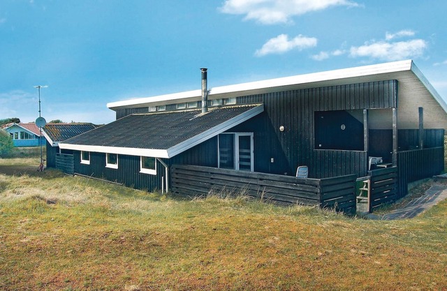 On an attractive dune plot in Rindby lies this well-maintained, beautiful summer house, which is exc