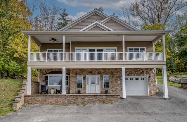 On Cloud Wine: lake home on Keuka Lake`s east side, private beachfront