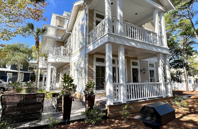 On Seaside Ave. Lock Off w/Amazing Porches, Steps to Beach + 2 Adult Bikes!