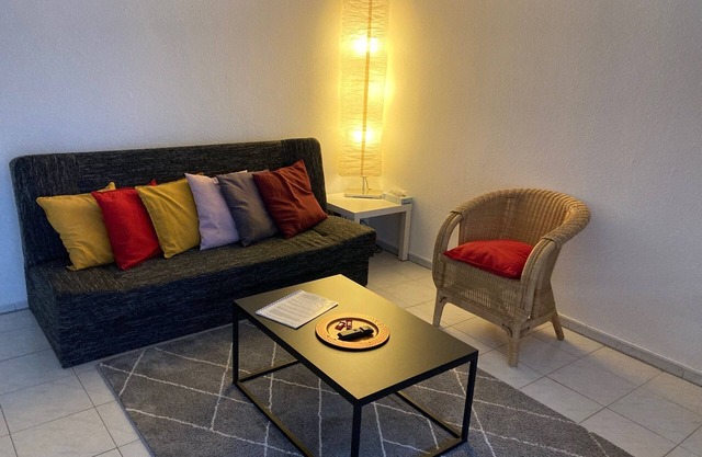 On the A8 & yet close to the city! Apartment for max. 5 guests with good connections A8-B10-S1