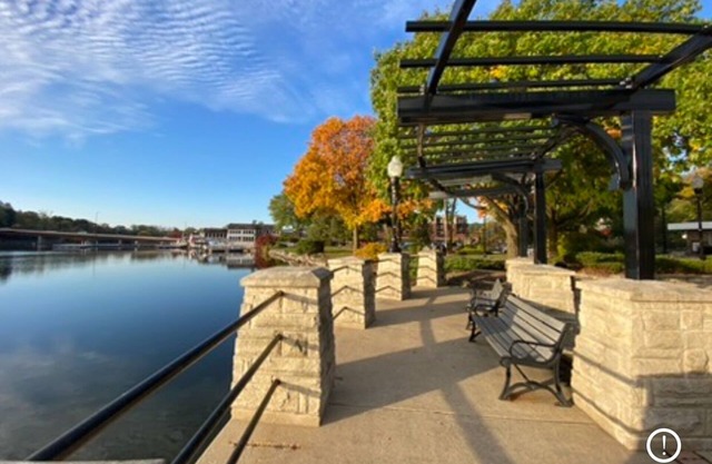 On the Fox/River access/Kayaks/Deck with lounging and dining/Free Parking