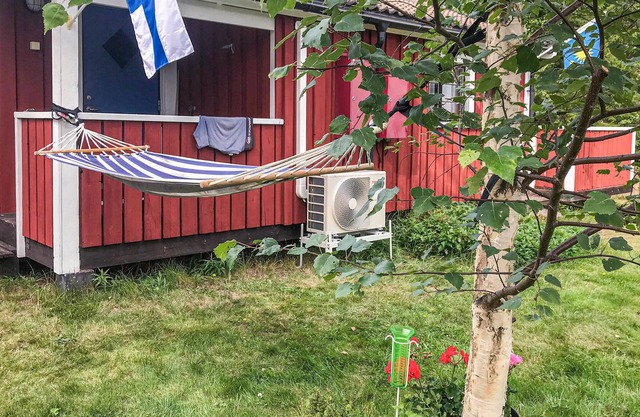 On the island of Sollerön in beautiful Lake Siljan, this practical vacation home welcomes you.