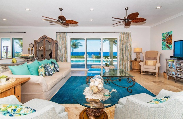 On The Rocks: Gated Beach Estate w/Pool & Protected White Sandy Beach Nearby