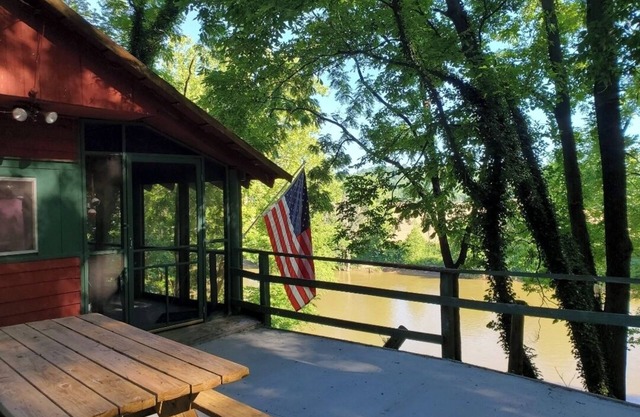 On The Rocks! Little River cabin sitting high on the banks of the White River n