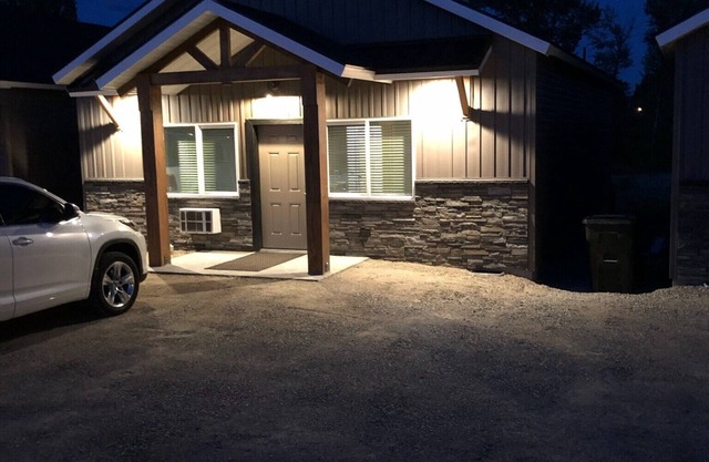 On the Salmon River-Cabin 3 - 2 bed, 2 Bath, Sleeps 6