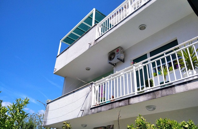 One bedroom apartment with balcony Kaštel Štafilić, Kaštela (A-20694-b)