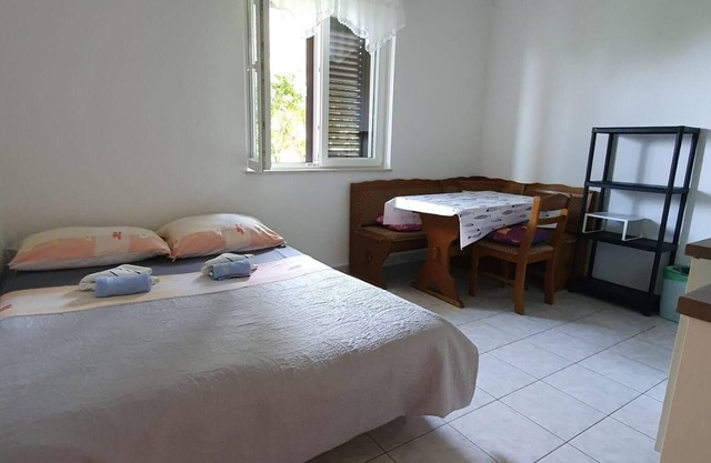 One bedroom apartment near beach Stara Novalja, Pag (A-13938-a)