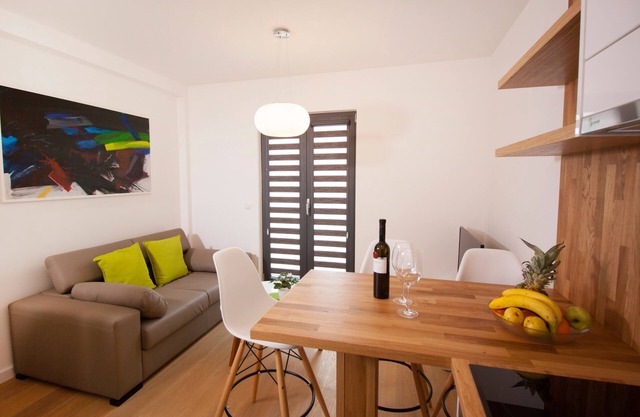 One bedroom apartment with air-conditioning Makarska (A-19145-d)