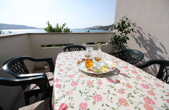 One bedroom apartment near beach Metajna, Pag (A-6486-d)