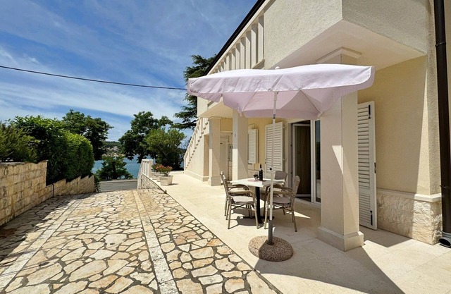 One bedroom apartment near beach Šilo, Krk (A-18704-c)