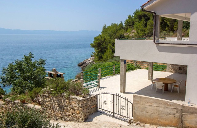 One bedroom apartment near beach Cove Rapak, Hvar (A-12779-a)