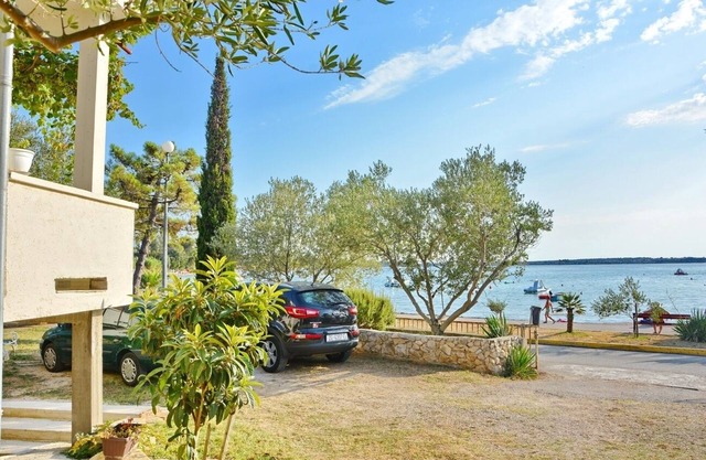 One bedroom apartment near beach Vrsi - Mulo, Zadar (A-12519-c)