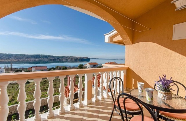One bedroom apartment with balcony and sea view Rtina - Miočići, Zadar (A-13072-c)