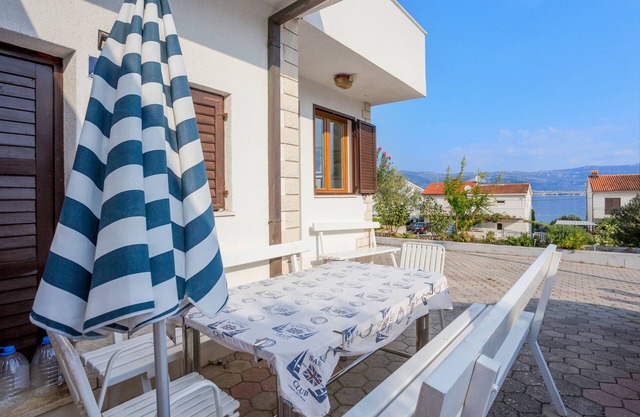 One bedroom apartment with terrace and sea view Slatine, Čiovo (A-13298-a)