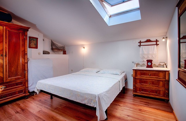 One bedroom apartment with air-conditioning Komiža, Vis (A-2450-a)