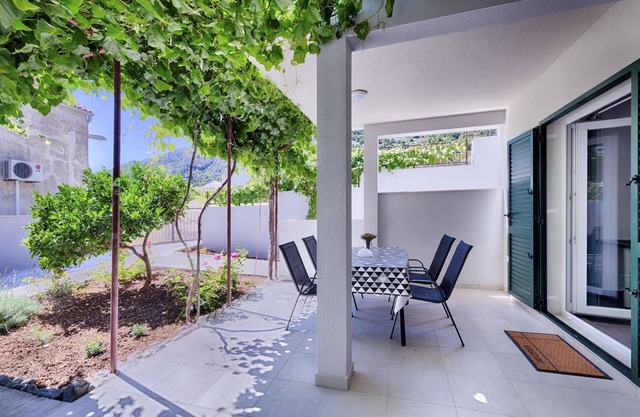 One bedroom apartment with terrace Komiža, Vis (A-1151-c)
