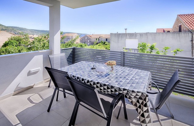 One bedroom apartment with terrace Komiža, Vis (A-1151-e)