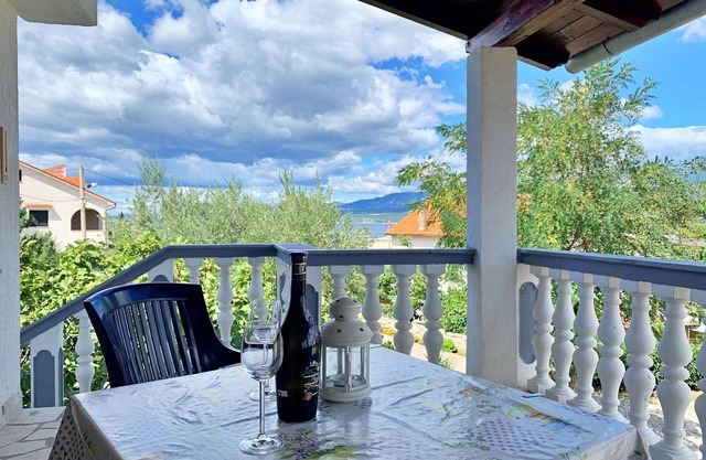 One bedroom apartment with terrace and sea view Šilo, Krk (A-18756-a)