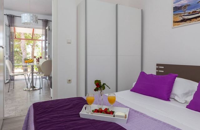 One bedroom apartment with terrace and sea view Cove Osibova, Brač (A-12062-c)