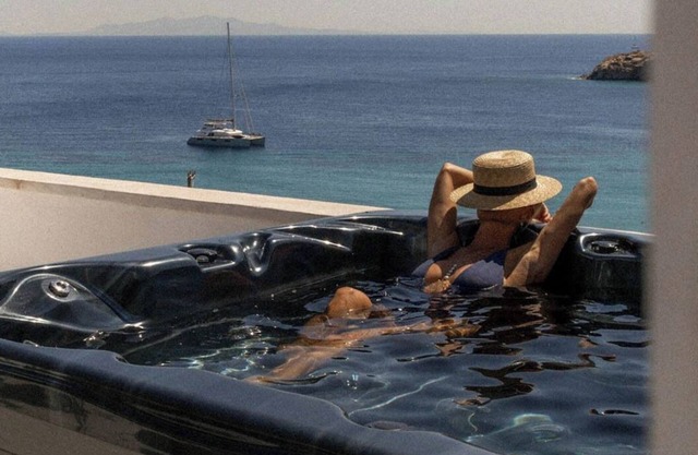 One Bedroom Design Apartment, Sea view, outdoor Jacuzzi, Shared Infinity Pool