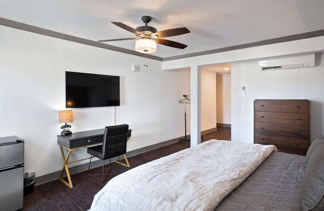 One Bedroom Suite on Main Street Coffee+Shops