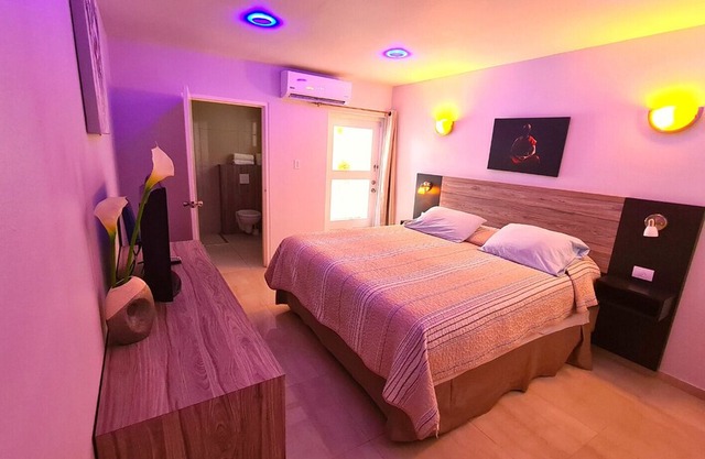 One Bedroom vacation apartment Aruba, pool, walking distance to Eagle Beach!
