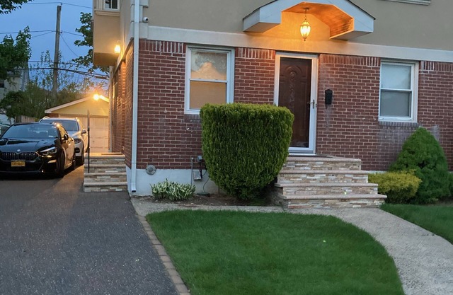 One bedroom walk down with private entrance ,ten minutes from JFK Airport.