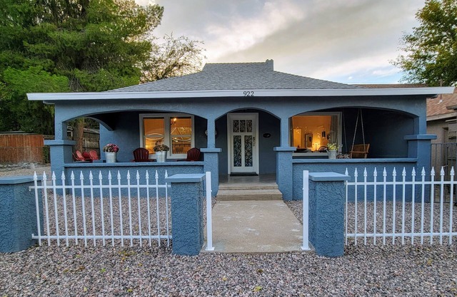 One Block Walk to Old Town - Historical Bungalow