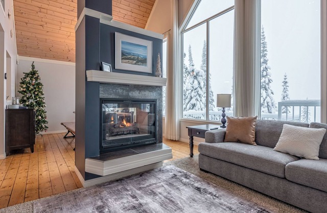 One of a Kind Upscale Home w/Laundry, Private Hot Tub, media room & pet friendly