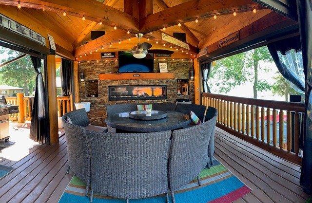 One of A Kind! Pigeon Lake Lakefront Dream