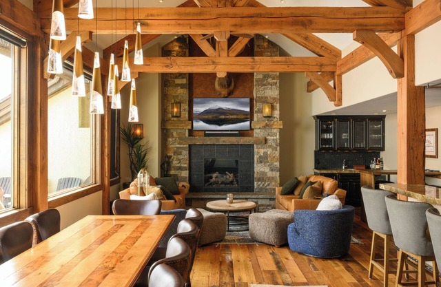 One-of-a-kind Ski-in/out Mountain Experience! Private HOT TUB!
