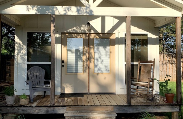 One of five modern bungalows~1st Monday Trade Days, Music, Festivals, East Texas