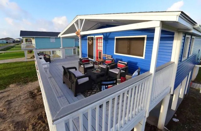 only a 2 block walk to a private beach perfect for families