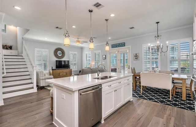 OPEN NOW THRU THE HOLIDAYS! Beachside Home, Walk to Beach 4Bedroom Sleeps 12