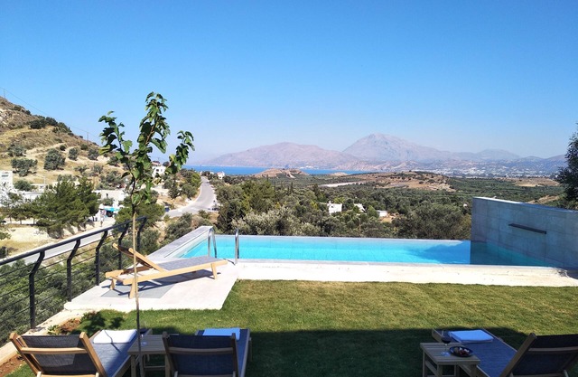open sky villa Kamilari-infinity pool