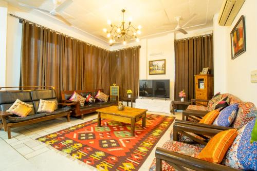 Opulent Antique 6BR Independent Villa in Gurugram