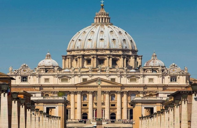 Opulent Roman Escape: Spacious 5-Bedroom Apartment with Terrace near the Vatican