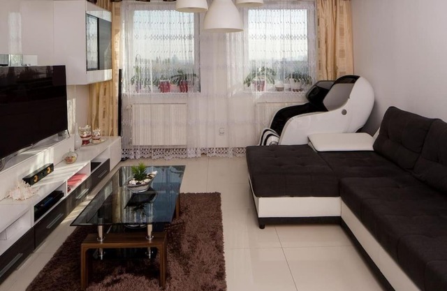 OrangeHomes One bedroom apartment with fireplace